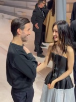 LV设计师周冬雨后台social，这姐越来越松弛了……