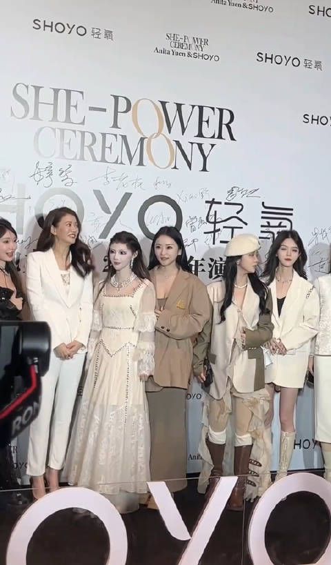没想到袁咏仪也有害怕,手足无措的时候 感觉靓靓姐好想逃
