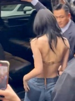 Momo这个露背装好辣，一时分不清是momo还是mama了