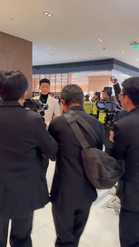 何超莲窦骁合体出席活动,两个人结婚后好像很少一起工作……