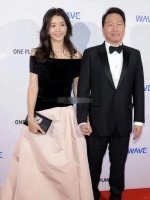 韩国SK集团大财阀崔泰源已经开始带着情妇金熙英出来活动了……