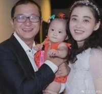 当年，梅婷突然害羞的对秦昊说：完蛋了，我爱上咱剧组的摄影师曾剑了，你快去帮我打探一下他呗！