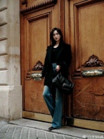 唐嫣巴黎城市漫步，黑色大衣搭配深色牛仔裤，好飒！