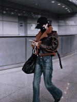 赵丽颖出发香港机场路透，超飒的背影，这个穿搭很许半夏！