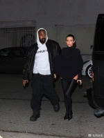 坎耶让29岁娇妻延续“无裤穿搭”，惹怒了老丈人，却也无计可施