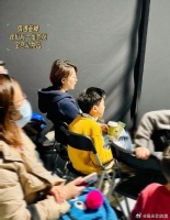 董卿带儿子现身上海动物园，引发网友热议！