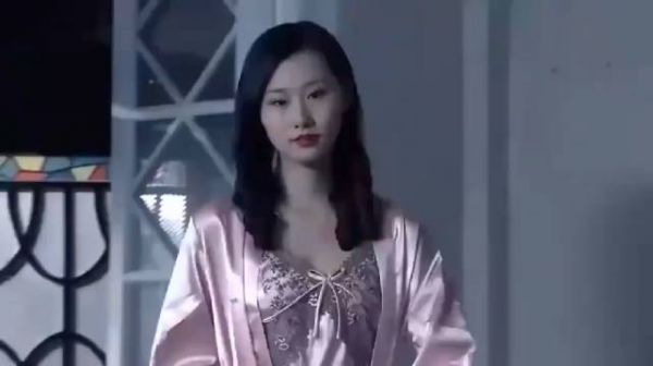 姑娘洗完澡,故意换上冰丝睡衣,军官魂都被勾走了!
