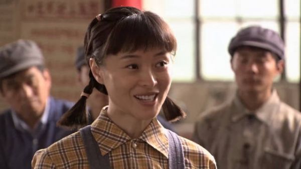 工人大院,女学徒当众表演绝活儿,瞬间惊呆一众老师傅……