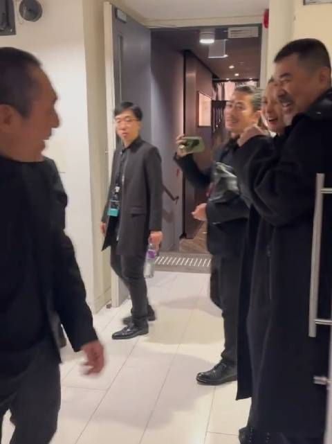 张艺谋与陈建斌蒋勤勤后台热聊,老谋子也嗑四郎和纯元