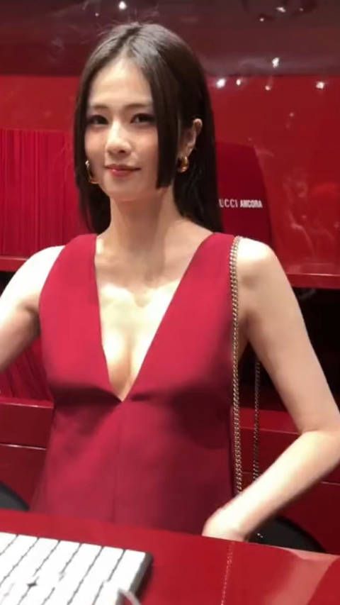 白鹿突然就走到面前,猝不及防的美貌攻击!
