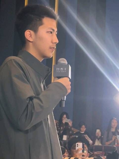 胡军儿子现身观影沙丘2,康康全英文追星维伦纽瓦导演,才15岁…