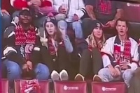 对准男生裆部低头？