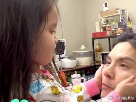 向佐郭碧婷女儿侧脸曝光 ,3岁Cora大眼长相似混血儿!