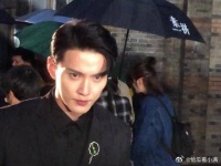 进圈10年不温不火，默默跑了10年龙套，31岁终凭太师一角大火…