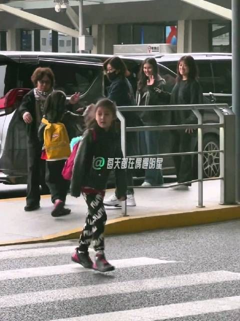 贾静雯带三个女儿现身机场,一家子的穿搭都很简单好看