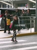 贾静雯带三个女儿现身机场，一家子的穿搭都很简单好看