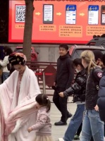 撒贝宁李白带娃西安旅游，龙凤胎女儿随他人游玩不惧生，性格随爸较外向