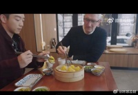 不得不说，库克用筷子用的挺顺手