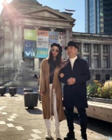 曲婉婷父女现身国外街头，并在社交平台上发布了照片，令大家气愤不已