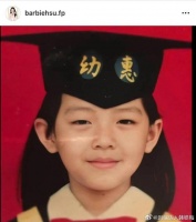 看了大S小时候照片才发现，小玥儿更像妈妈，笑起来简直一模一样！