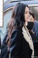 杨幂上班饭拍，这张脸尽显东方之美与身材太令人羡慕，呜呜被治愈了！