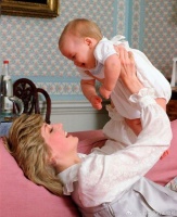 威廉小时候到底有多可爱 近日威廉独自颁发母亲“戴安娜遗产奖”