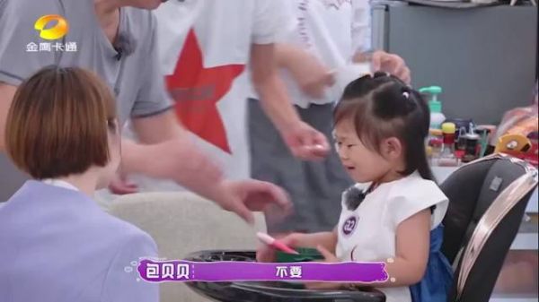 两岁小孩因拿错勺子,外公竟直接动手打小孩!外婆很心疼