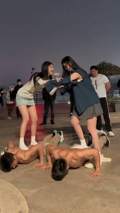 美色之下，必有勇夫！