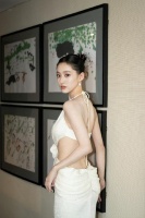 胡连馨现身上海时装周，演绎新中式美学，优雅的白玫瑰