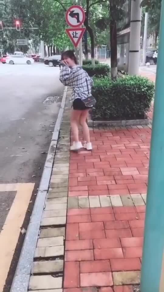 他俩要是不认识,我把身份证吞了