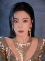 美艳动人的张雨绮，大骨相勾勒出明艳轮廓，鎏光神女妆闪耀登场…