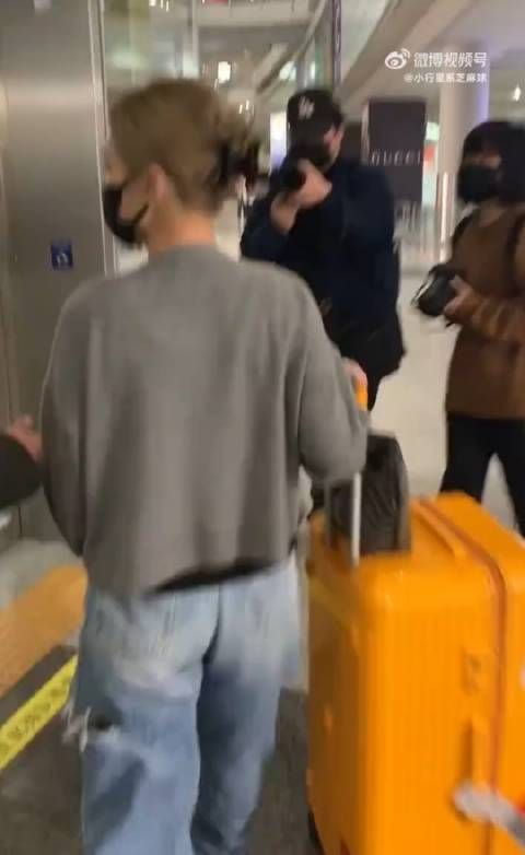 近日,一则阿娇在机场被陌生男子搭讪视频流出,被指“认错人”后也不做解释…