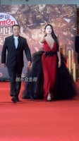 张雨绮红色吊带礼服裙热辣依旧和丁勇岱同框走红毯