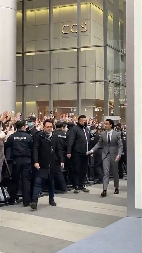 彭于晏亮相某品牌活动,一如既往的帅气,不愧是讲名字帅成形容词的人