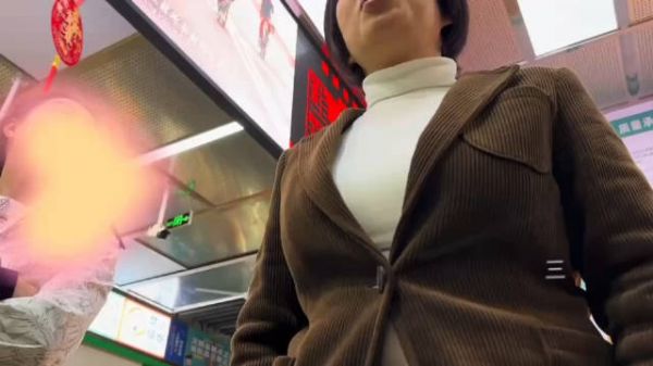 网友爆料称：浙江湖州，德清县某菜场，买虾80元一斤，塑料袋有很多水…