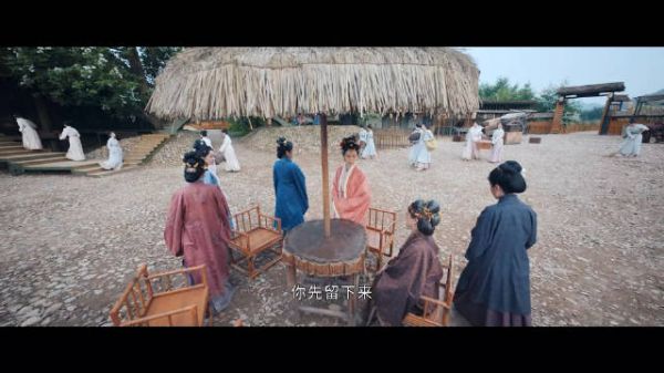 我的天!竟然在《惜花芷》里看到了港姐胡杏儿…