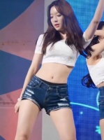 韩国女团小姐姐可能都怕热，赵雅英的超短裤演出感受下