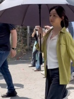 网友学校偶遇赵丽颖拍戏，颖宝状态看起来很好，绿色外套搭配粉色挑染发型…