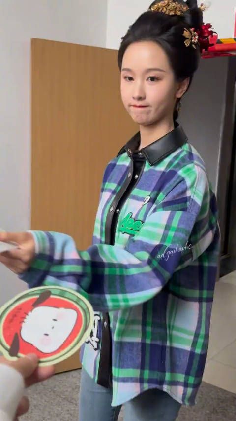 陈都灵今日《贵女》出妆路透,今天的造型突然变端庄,戏份进行到婚后了?