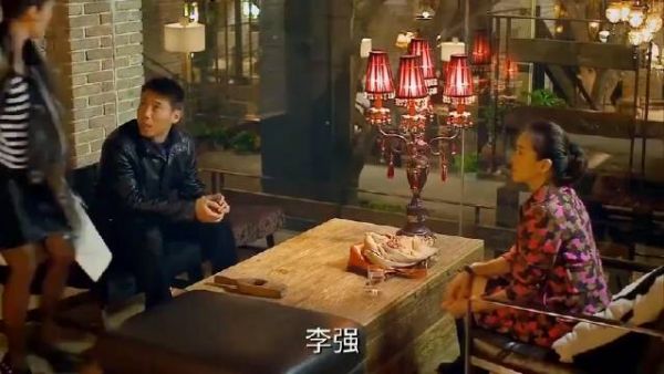 玫瑰：穷小伙背着媳妇去相亲，没想被媳妇撞见，泼了美女一脸水