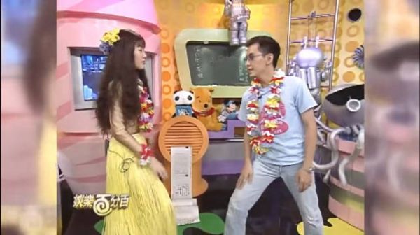 黄子佼曾在节目上掀小S裙子，吓得场外工作人员大叫……