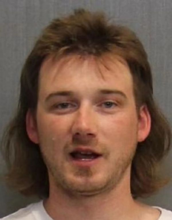 美国歌手摩根&middot;沃伦二次被捕 在警车上大笑疑似神志不清