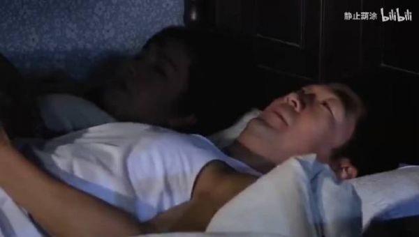 女人不懂夫妻生活,一脚将丈夫踢下床,这下姐姐亲自来教学