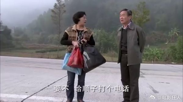 儿子跳广场舞太嗨,给老头盖红盖头,掀开见到亲爹傻眼了