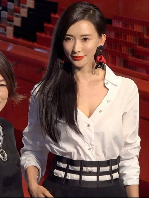 林志玲亮相某品牌活动,这气质状态哪里像50岁的人,不愧是台湾第一名模…