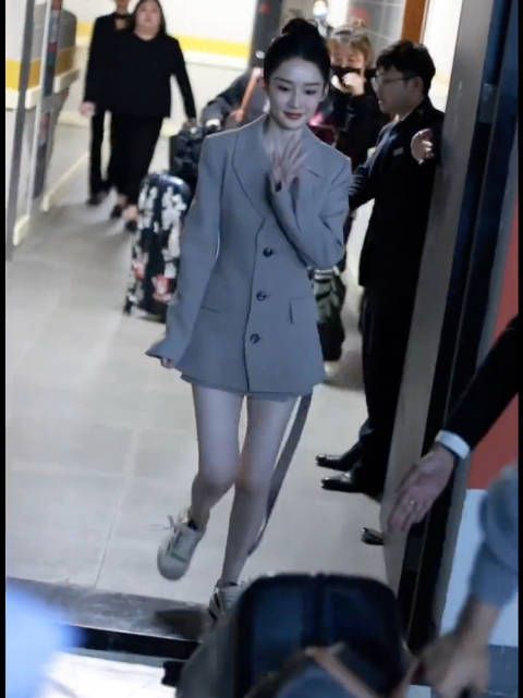 腿神李沁,这也太让人羡慕了,不仅优雅漂亮,还有又长又直的美腿