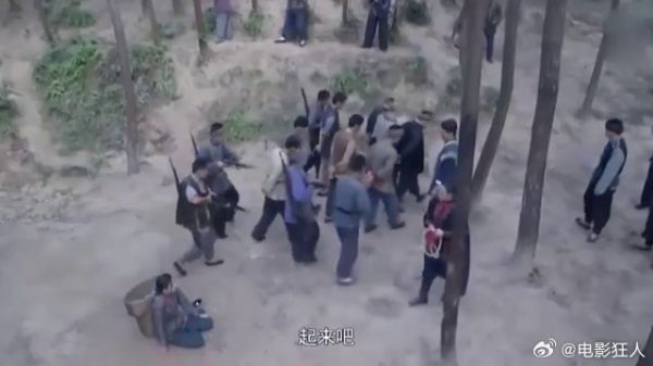 女特务下跪感谢，自以为天衣无缝，没成想高手一眼看破