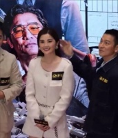 刘德华 蔡卓妍 出席新片“金手指”香港首映，刘德华跟他两比简直是社牛…