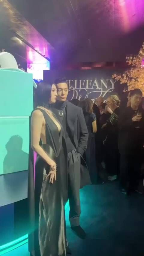 三吉彩花东京蒂芙尼活动采访片段,深V礼服大秀好身材