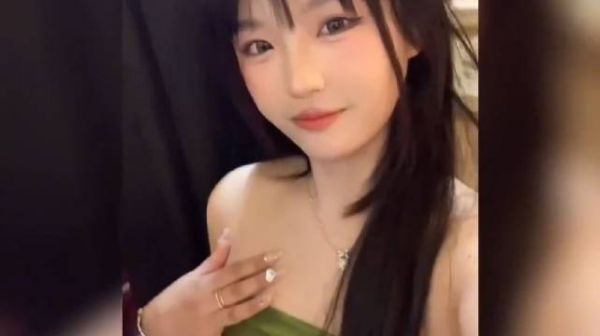 宅男女神真实反差:当代女大学生为了展示最真实一面,也是拼了!